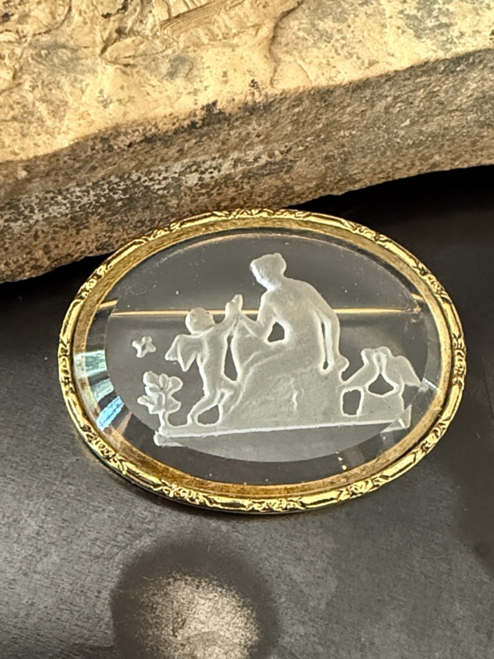 Intaglio Reverse Carved Venus & Cupid Gold-Trimmed Clear Glass VTG Cameo Brooch